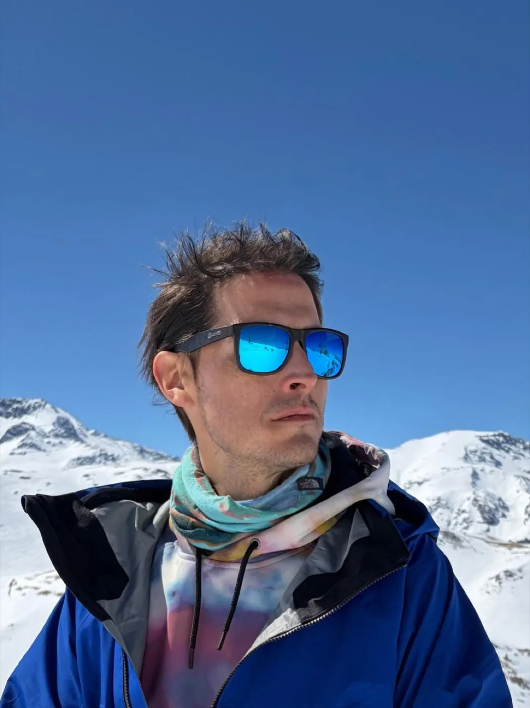 Hombre con lentes de sol TOPSOL en la cordillera