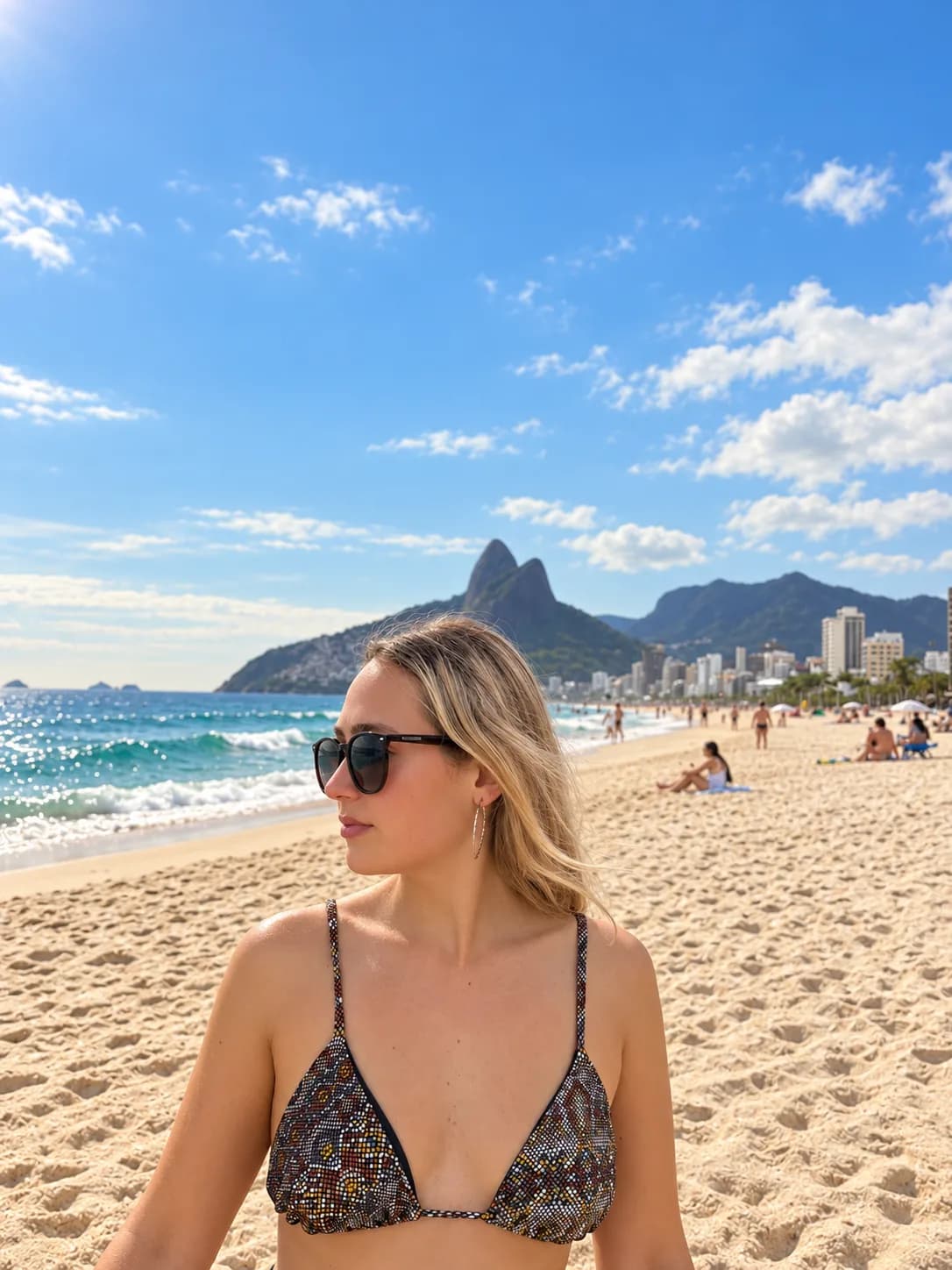 Mujer con lentes de sol TOPSOL en la playa